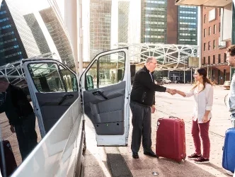 Chauffeur de taxi à Luxembourg Ville : explorez la ville avec un chauffeur expérimenté de HelloTAXI